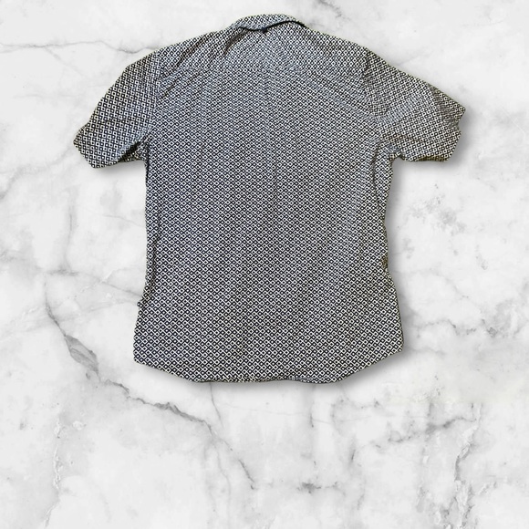 Comfy fit button down with detail - Picture 2 of 8